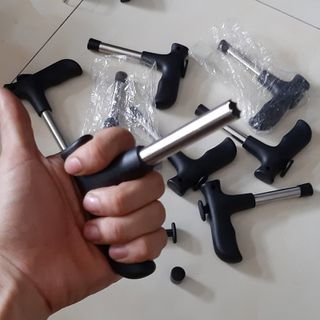 Dụng cụ khui dừa siêu nhanh