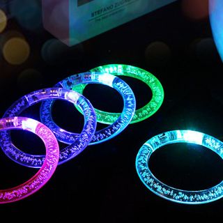 Vòng tay có đèn đủ các màu