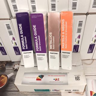 Bộ bảng màu Pantone Solid Guide Coated Uncoated Set GP1605A phiên bản 2020 với 3,026 màu pha PMS đầu 1-10