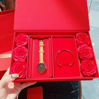 SET ĐỒNG HỒ DANIEL WELLlNGTON DA CUFF KÈM HOA CAO CẤP