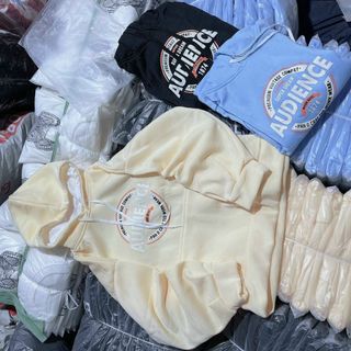 Áo hoodie tay phồng cánh dơi in Audience trẻ trung, năng động