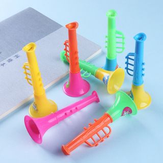 Kèn thổi kêu to đủ màu