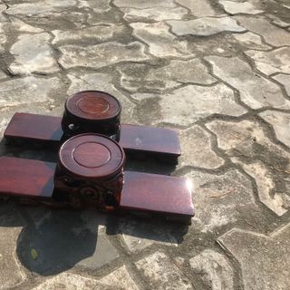 Bậc tam cấp gỗ đựng tượng đá