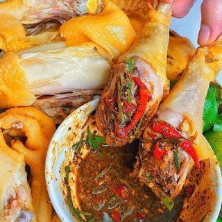 Gà Ta Ủ Muối Nguyên Con