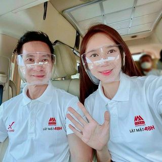 . kính chắn bụi