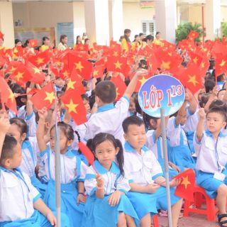 Cờ đỏ sao vàng cầm tay cỡ nhỏ có cán bằng vải