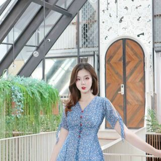Đầm voan hoa nhí cổ tim nút gỗ xẻ tay