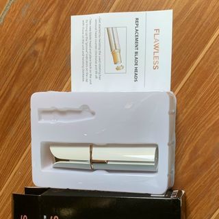 Máy cạo lông mặt.