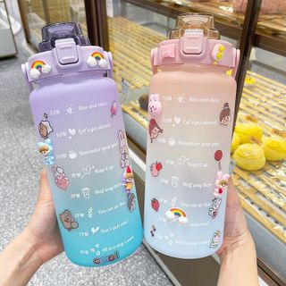 Bình Nước 2 Lít Có Vạch Kẻ Chia ML Cho Mỗi Ngày Kèm Ống Hút Tiện Lợi Tặng Kèm Sticker