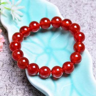Chuỗi đeo tay màu đỏ mẫu mới
