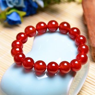 Chuỗi đeo tay màu đỏ mẫu mới