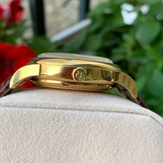 Đồng hồ omega bát quái