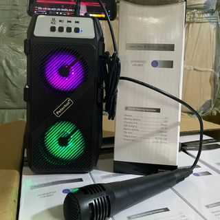 Loa bluetooth PTH2322 tặng kèm mic karaoke âm thanh cực hay. Đèn Led nháy theo nhạc đẹp mắt