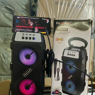 Loa bluetooth PTH2322 tặng kèm mic karaoke âm thanh cực hay. Đèn Led nháy theo nhạc đẹp mắt giá sỉ