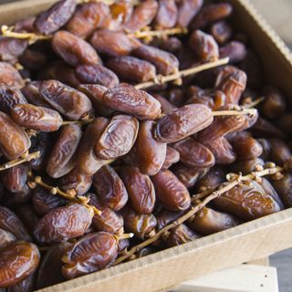 Chà Là Khô Nguyên Cành Isreal Galilee (quy cách 12hộp/ thùng-500gr/ hộp)
