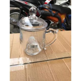 Cốc thủy tinh có quai có nắp đậy