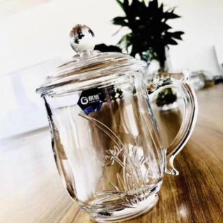 Cốc thủy tinh có quai có nắp đậy