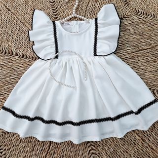 Biến hoá cho công chúa của Mẹ với thiết kế váy trắng tiểu thư