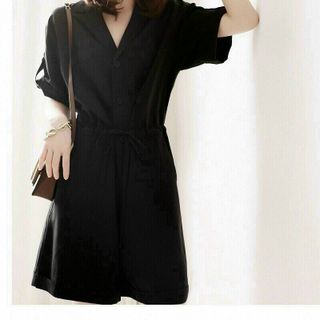 JUMT SHORT ĐEN CỔ VEST