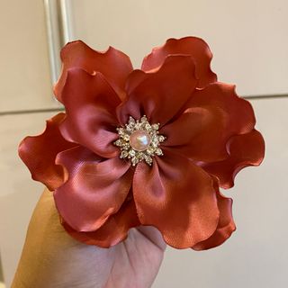 Hoa cài áo handmade cao cấp nâng cao giá trị trang phục bạn mặc