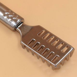 Dụng cụ đánh vảy cá