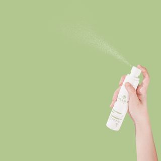 Xịt khoáng hoa nhung tuyết giúp dưỡng ẩm và cân bằng độ pH da Truesky Brightening Mist 100ml