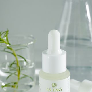 Tinh chất dưỡng trắng và ngăn ngừa lão hoá da mặt chiết xuất quả lựu Truesky Whitening Face Serum 20ml