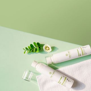 Xịt khoáng hoa nhung tuyết giúp dưỡng ẩm và cân bằng độ pH da Truesky Brightening Mist 100ml