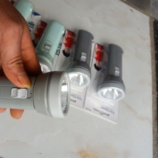 Đèn bin cầm tay nhỏ gọn