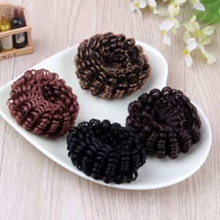 Cột tóc đẹp có màu nâu, đen