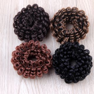 Cột tóc đẹp có màu nâu, đen