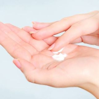 KEM DƯỠNG DA TAY OLIVE HAND CREAM - DHC
