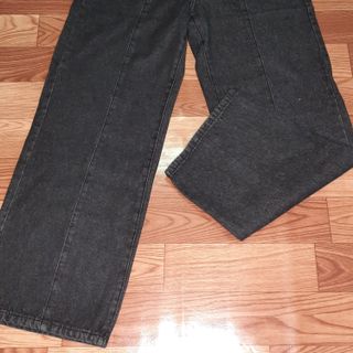 Quần jeans nữ ống suông cạp cao.