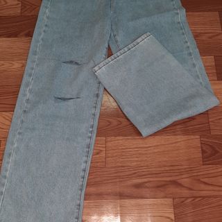 Quần jeans nữ ống suông cạp cao.