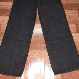 Quần jeans nữ ống suông cạp cao.