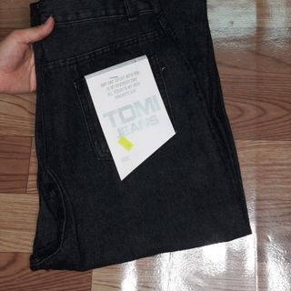Quần jeans nữ ống suông cạp cao.