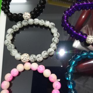 Chuoi đeo tay có nhiều màu rất dễ thương