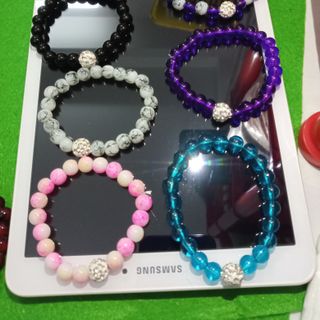 Chuoi đeo tay có nhiều màu rất dễ thương