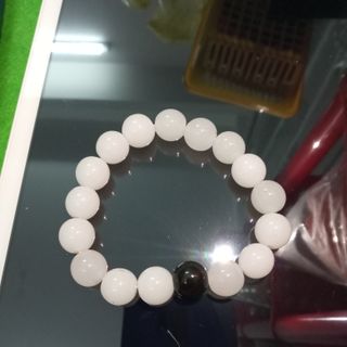 Vòng tay chuỗi màu trắng đeo tay