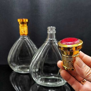 Chai Đựng Rượu 500ML Thủy Tinh Cao Cấp mẫu giọt nước hoa văn cánh sen - nắp vàng xen đỏ - Vỏ Chai Rượu Đẹp (C5)
