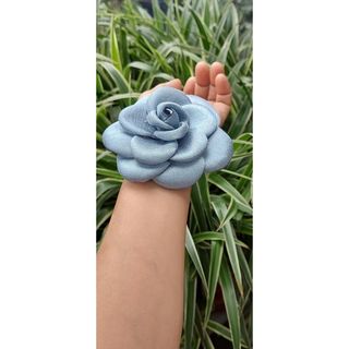 Hoa hồng cài áo vải tafta cỡ to sang trọng quyến rũ