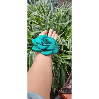 Hoa hồng cài áo vải tafta cỡ to sang trọng quyến rũ