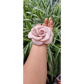 Hoa hồng cài áo vải tafta cỡ to sang trọng quyến rũ