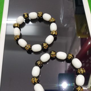 Chú đeo tay đá màu trắng chỉ 20k
