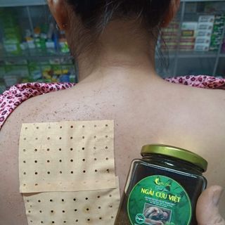 Tinh dầu ngải cứu Việt 200ml - Xoa bóp đặc trị cho người đau cơ xương khớp
