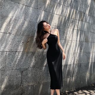 Đầm cổ yếm dài