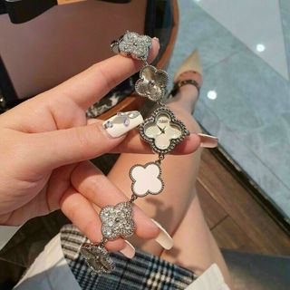 ĐỒNG HỒ LẮC VAN CLEEF MẶT HOA XINH