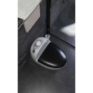 Bồn cầu liền khối màu trắng đen kích thước lớn, bệ ngồi rộng rãi, tiện nghi