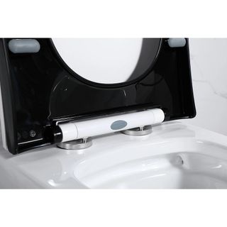 Bồn cầu 1 khối màu trắng nắp đen kết hợp, bệ ngồi rộng, thiết kế hiện đại