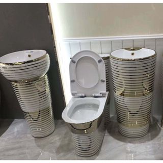 Bồn cầu 1 khối mạ vàng kết hợp hoa văn phong cách hoàng gia mã M12HV